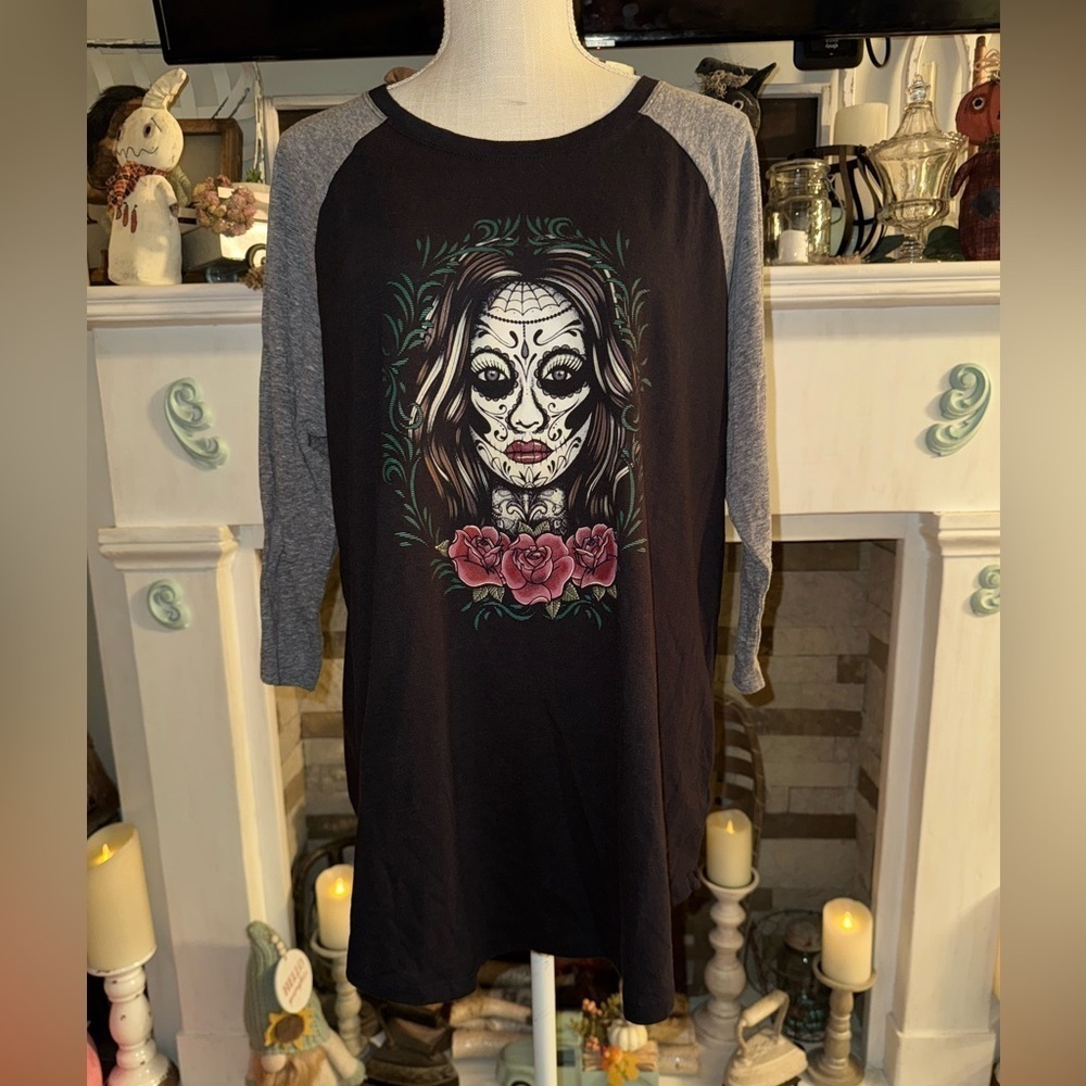 Torrid Black & Grey Muerta Beauty Classic Fit Raglan Tee Women's Size 2